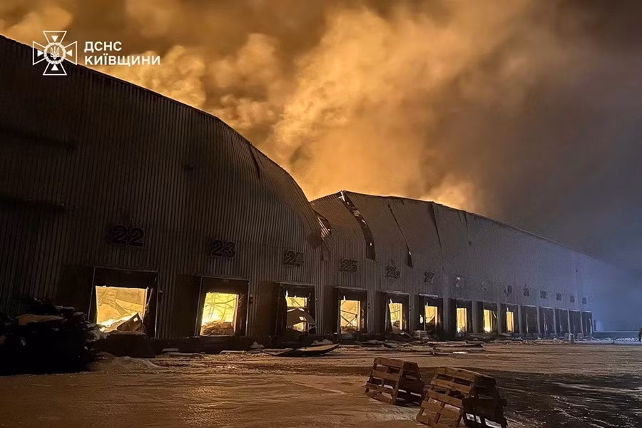 mot-khu-vuc-o-kiev-bi-hu-hai-sau-cuoc-khong-kich-cua-nga-hom-72anh-reuters.jpg