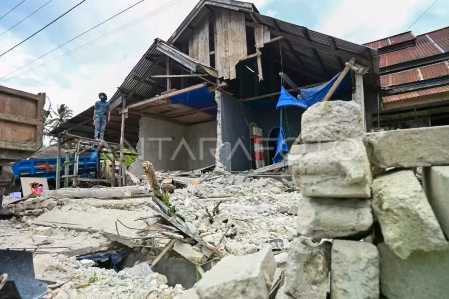 dampak-gempa-bumi-m67-di-sigi-1o60s-domjpg.jpg