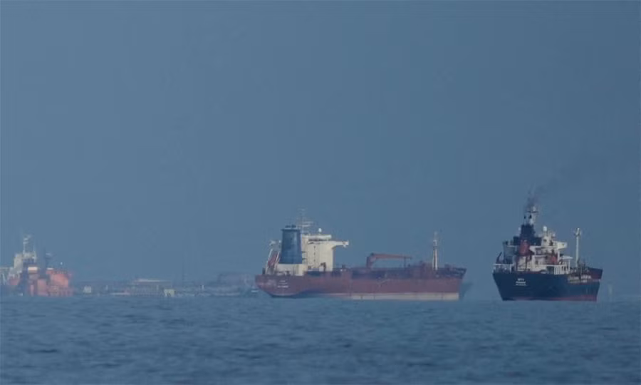 6-tau-quay-lai-cang-iran.jpg