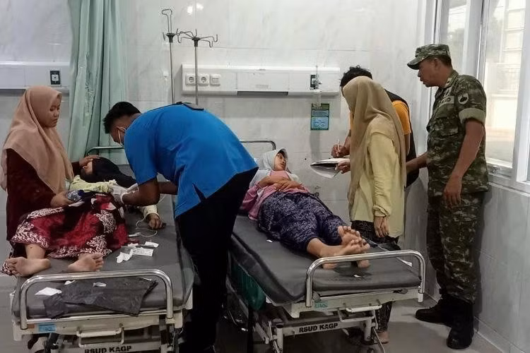mot-so-hoc-sinh-tinh-trung-java-indonesia-duoc-dieu-tri-tai-mot-co-so-y-te-do-ngo-doc-thuc-pham-anh-quan-su-demak-1.jpg