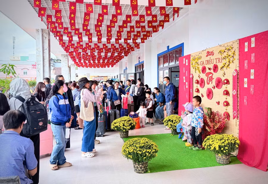 hanh-khach-chup-anh-luu-niem-tai-nha-ga-dieu-tri-ghi-lai-khoanh-khac-khoi-dau-cho-hanh-trinh-moi.jpg