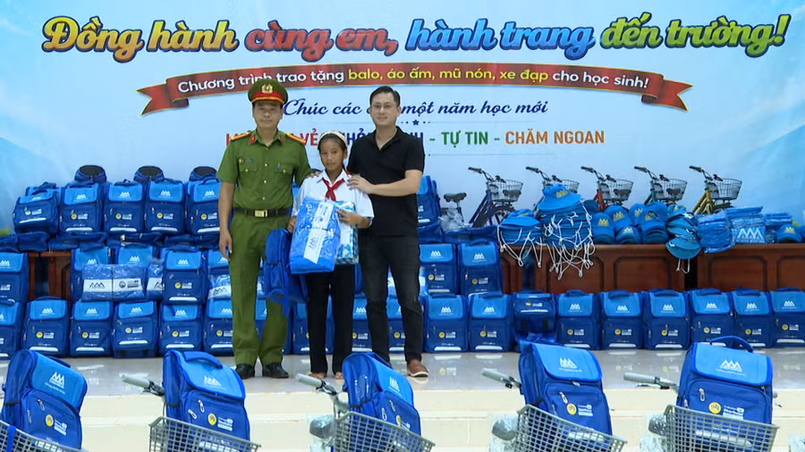 tang-qua-cho-hoc-sinh-trong-chuong-trinh-me-do-dau-cua-cong-an-xa-ia-o.jpg
