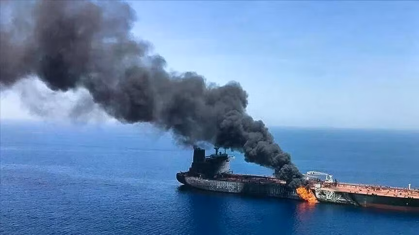 tau-cho-dau-bi-tan-cong-tren-eo-bien-hormuz.jpg