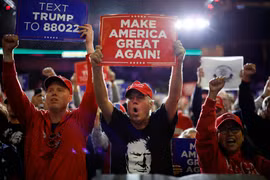 Sát ngày bầu cử, ông Trump bất lợi khi truyền thông, báo chí vào cuộc
