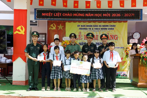Các đơn vị quân đội tiếp sức học sinh bước vào năm học mới