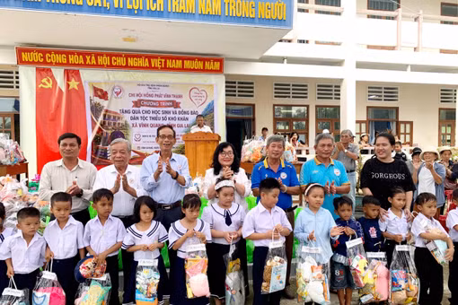 Trao tặng 700 suất quà cho học sinh có hoàn cảnh khó khăn ở xã Vĩnh Quang. Ảnh: Kim Hường