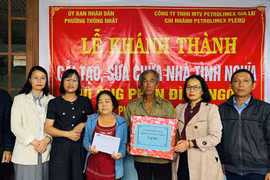 Bàn giao nhà tình nghĩa cho hộ dân ở phường Thống Nhất