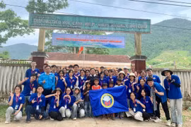 45 tình nguyện viên tham gia chiến dịch “Mùa hè xanh” tại làng Canh Giao