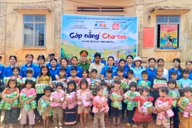 Tặng 625 suất quà cho thiếu nhi xã Ia Hrú