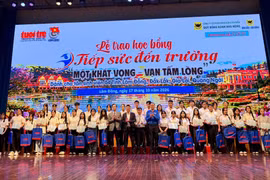 Tân sinh viên 4 tỉnh: Lâm Đồng, Đắk Lắk, Gia Lai và Quảng Ngãi nhận học bổng “Tiếp sức đến trường”. 