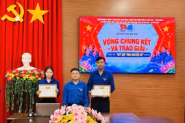 Ban tổ chức trao giải nhất cho các tác giả. Ảnh: ĐVCC