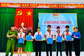 Ban tổ chức chương trình tặng quà cho thiếu nhi có hoàn cảnh khó khăn. Ảnh: Phan Yến