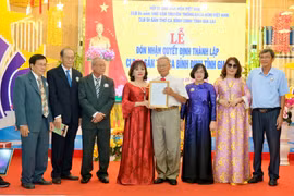 Ban Chủ nhiệm CLB Di sản thơ ca Bình Định tỉnh Gia Lai ra mắt tại buổi lễ. Ảnh: M.N