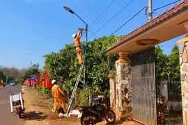 Tặng công trình “Thắp sáng đường quê” cho người dân thôn Đức Hưng