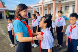 Cô Trần Thị Thái Hà luôn dành sự quan tâm cho các học sinh ở vùng khó. Ảnh: ĐVCC