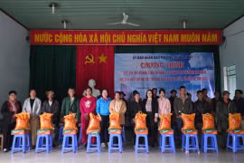Trao 121 suất quà cho gia đình có hoàn cảnh và học sinh làng Chư Đang Ya