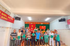 gia-lai-xa-nhon-chau-thu-gom-rac-thai-nhua