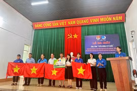 Các đơn vị bàn giao công trình “Tuyến đường cờ Tổ quốc” cho thôn Nghĩa Hưng 4. Ảnh: ĐVCC