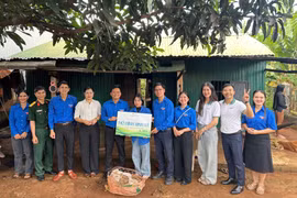 Đại diện các đơn vị trao tặng mô hình sinh kế cho thanh niên. Ảnh: ĐVCC