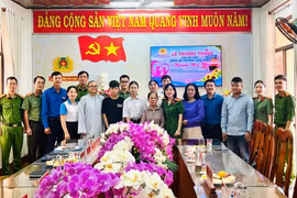 Chi đoàn - Chi hội Phụ nữ Công an phường Hoài Nhơn trao 12,5 triệu đồng cho “con đỡ đầu”