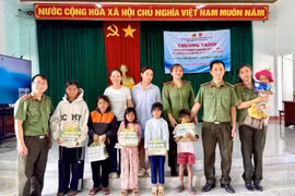 Đại diện các đơn vị tặng quà cho học sinh xã Krong.