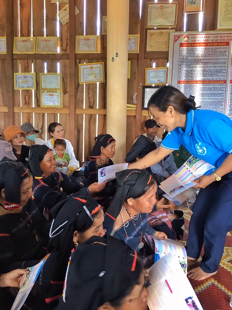Phát tờ rơi và tuyên truyền một số nội dung hạn chế nạn tảo hôn, hôn nhân cận huyết thống. Ảnh: Minh Châu