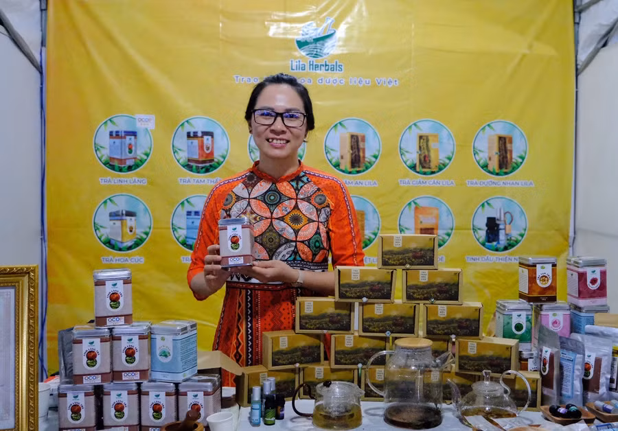 Chị Nguyễn Thị Thu Trang giành giải nhất cuộc thi phụ nữ khởi nghiệp với sản phẩm trà thảo dược từ vùng nguyên liệu sạch của cao nguyên Kon Hà Nừng. Ảnh: Minh Châu