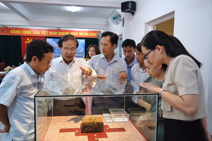 Một số hiện vật tìm thấy tại di tích An Phú được giới thiệu tại hội nghị. Ảnh: Hoàng Ngọc