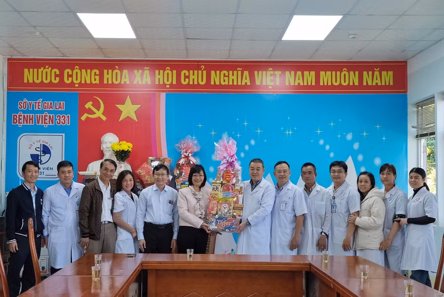 Đoàn thăm, chúc Tết cán bộ, nhân viên Bệnh viện 331. Ảnh: Hoàng Ngọc Đoàn thăm, chúc Tết cán bộ, nhân viên Bệnh viện 331. Ảnh: Hoàng Ngọc