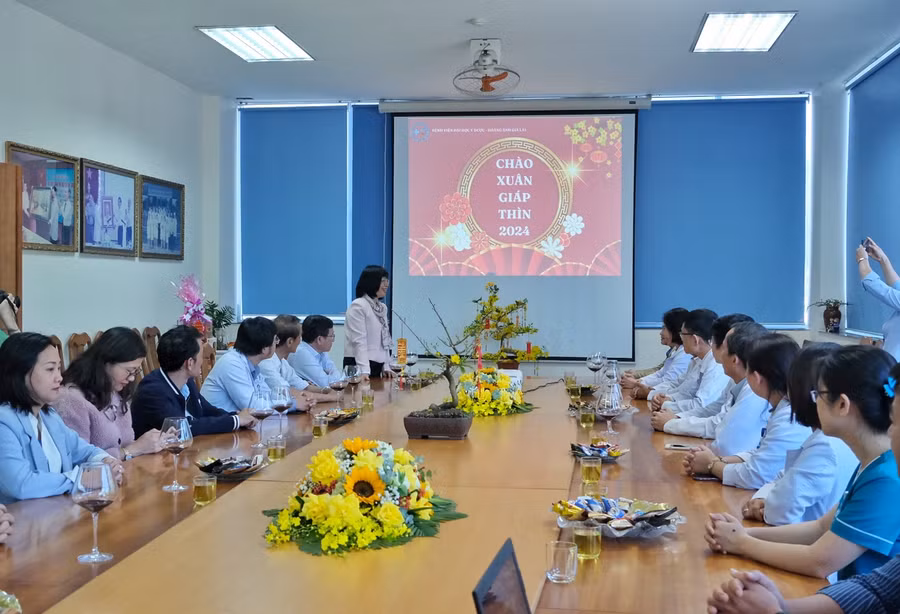 Phó chủ tịch UBND tỉnh Nguyễn Thị Thanh Lịch chúc Tết đội ngũ y, bác sĩ Bệnh viện Đại học Y dược-Hoàng Anh Gia Lai. Ảnh: Hoàng Ngọc Phó chủ tịch UBND tỉnh Nguyễn Thị Thanh Lịch chúc Tết đội ngũ y, bác sĩ Bệnh viện Đại học Y dược-Hoàng Anh Gia Lai. Ảnh: Hoàng Ngọc