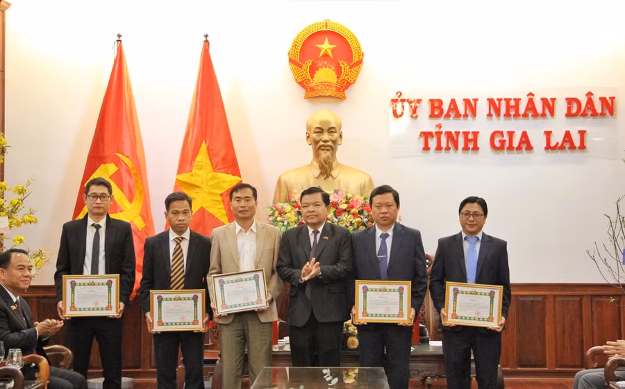 Đồng chí Sanan Siphaphommachanh (3 từ phải qua) trao bằng khen của tỉnh Champasak cho các tập thể và cá nhân tỉnh Gia Lai. Ảnh: Hoàng Ngọc