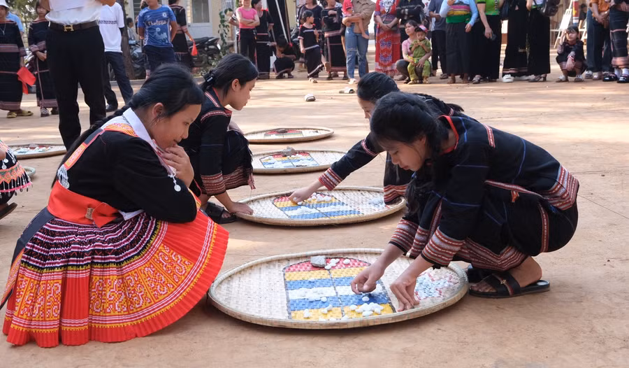 Chơi ô ăn quan. Ảnh: Hoàng Ngọc