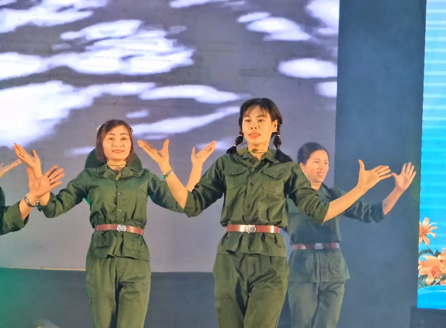 Nhóm nhảy "Sức Sống Mới" của Hội LHPN huyện Chư Prông với tiết mục "Đường Trường Sơn xe anh qua". Ảnh: Minh Châu