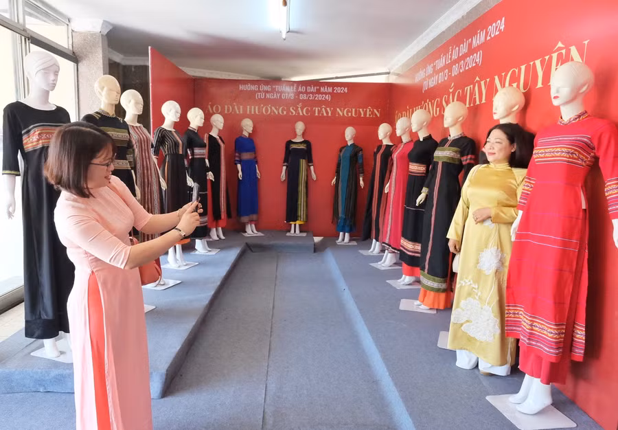 Trưng bày áo dài với chủ đề "Tôi yêu áo dài Việt" là hoạt động thiết thực hưởng ứng “Tuần lễ Áo dài” do Trung ương Hội LHPN Việt Nam phát động từ ngày 1 đến ngày 8. Ảnh: Minh Châu