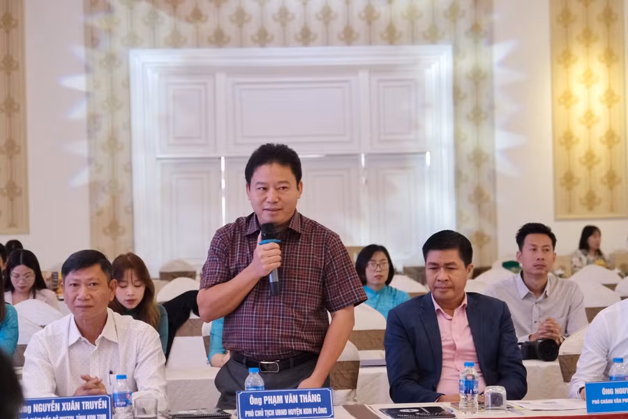 Ông Phạm Văn Thắng- Phó Chủ tịch UBND huyện Kon Plông (tỉnh Kon Tum) giới thiệu tiềm năng du lịch của địa phương. Ảnh: Hoàng Ngọc