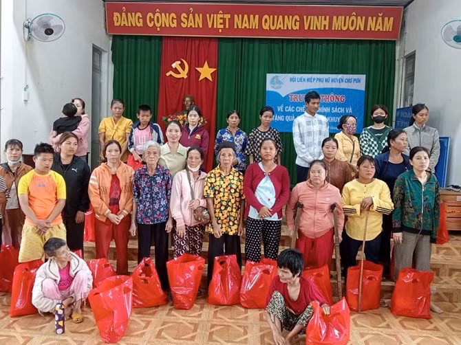 Tặng quà cho phụ nữ khuyết tật xã Ia Le, huyện Chư Pưh. Ảnh: Minh Châu