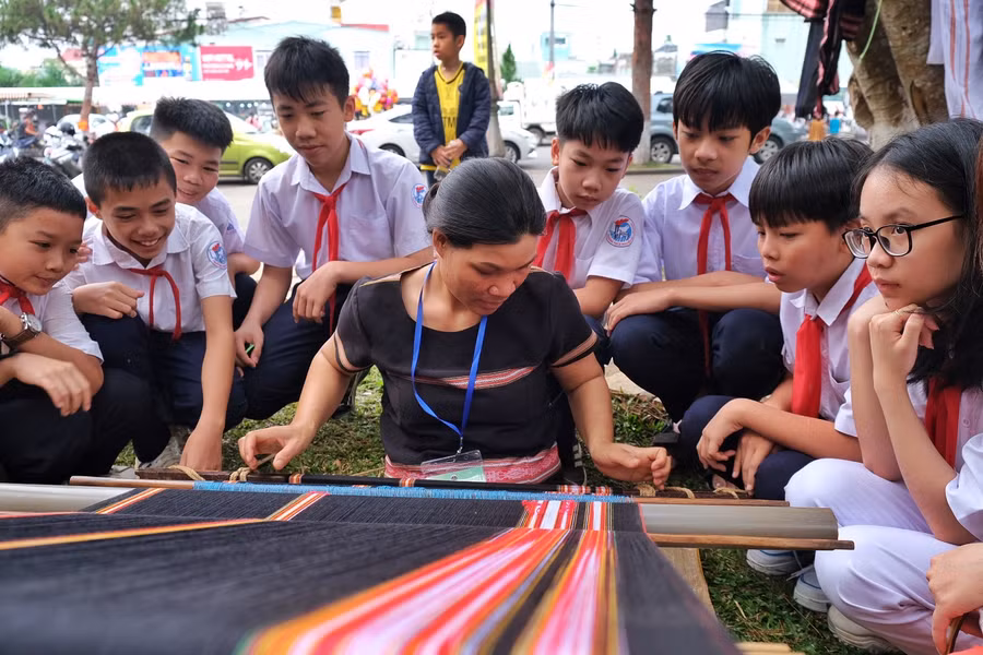 Học sinh nam cũng rất hào hứng với nghề dệt. Ảnh: Hoàng Ngọc
