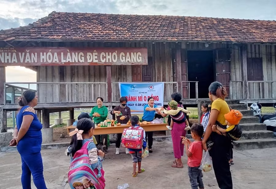 Mô hình "Tủ bánh mì 0 đồng" được triển khai vào ngày 15 âm lịch hàng tháng cho trẻ em làng Đê Chơ Gang, xã Phú An, huyện Đak Pơ. Ảnh: Minh Châu