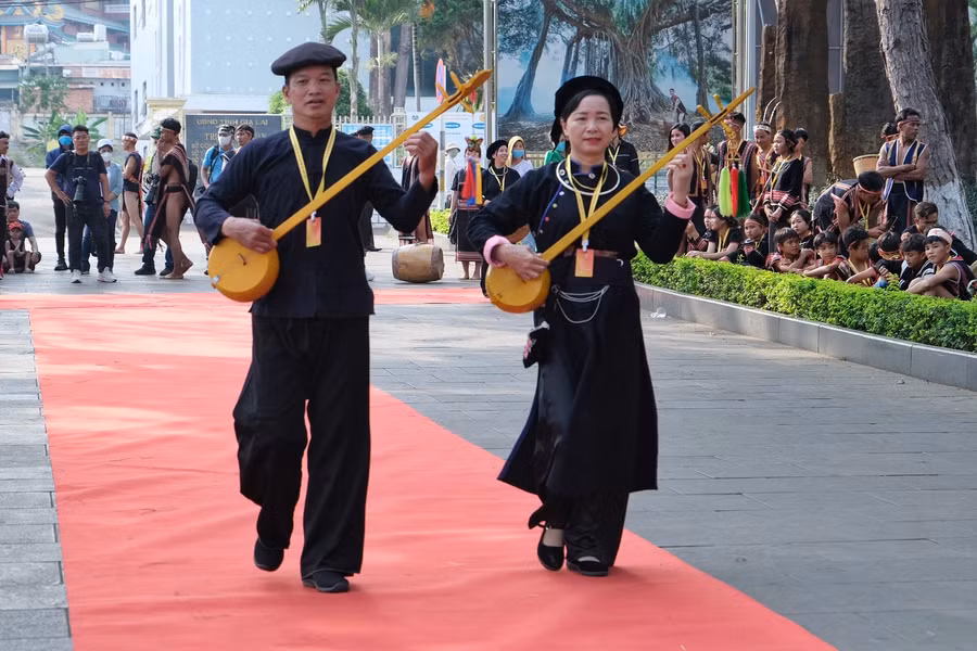 Các nghệ nhân Tày không chỉ giới thiệu trang phục truyền thống mà còn đưa cả đàn tính-nhạc cụ cổ truyền lên sân khấu như một sự tự hào về văn hóa. Ảnh: Hoàng Ngọc