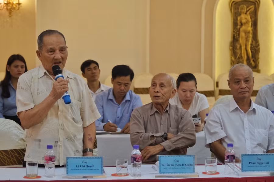 Ông Lê Chí Quyết-nguyên Phó Bí thư thường trực Tỉnh ủy Đak Lak, nhân chứng lịch sử phát biểu tại hội thảo. Ảnh: Hoàng Ngọc