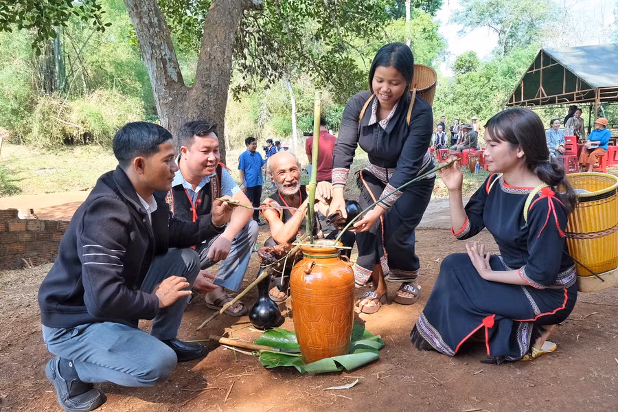 Lễ cầu mưa còn là dịp để người dân thể hiện sự đoàn kết, gắn bó để tạo nên sức mạnh của cộng đồng. Ảnh: Hoàng Ngọc