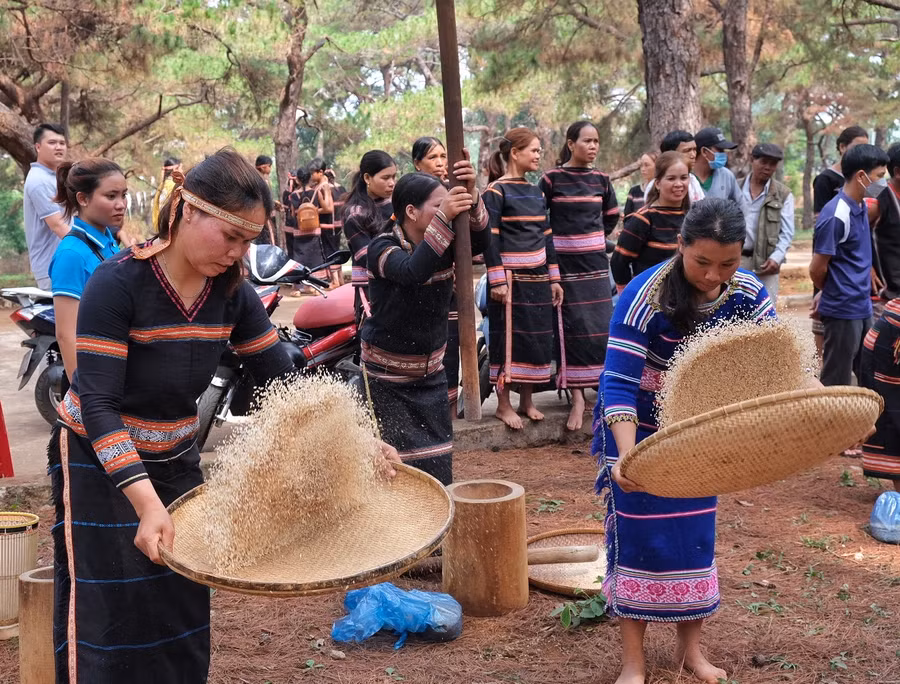 Thi giã gạo chày đôi là nội dung mới được đưa vào Ngày hội giúp phụ nữ có cơ hội thể hiện sự dẻo dai, khéo léo, đồng thời giới thiệu nét đẹp văn hóa đến đông đảo người dân và du khách. Ảnh: Hoàng Ngọc