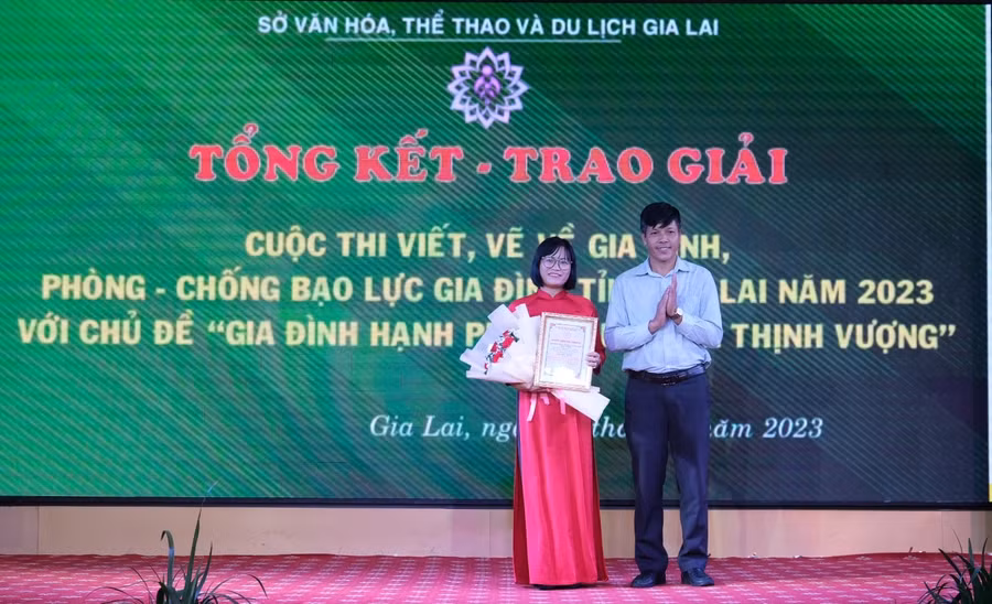 Chị Nguyễn Thị Nga-Hội Liên hiệp phụ nữ TP.Pleiku giành giải nhất cuộc thi viết về chủ đề phòng chống bạo lực gia đình. Ảnh: Hoàng Ngọc Chị Nguyễn Thị Nga-Hội Liên hiệp phụ nữ TP.Pleiku giành giải nhất cuộc thi viết về chủ đề phòng chống bạo lực gia đình. Ảnh: Hoàng Ngọc
