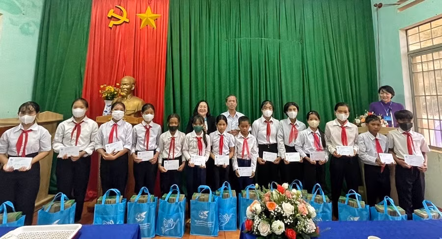 Tặng học bổng cho trẻ em nghèo hiếu học xã Hnol, huyện Đak Đoa. Ảnh: Minh Châu Tặng học bổng cho trẻ em nghèo hiếu học xã Hnol, huyện Đak Đoa. Ảnh: Minh Châu