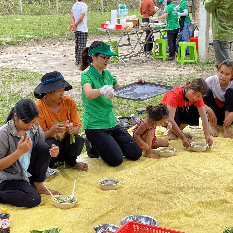 Bà con thưởng thức phở tại chỗ. Ảnh: Minh Châu