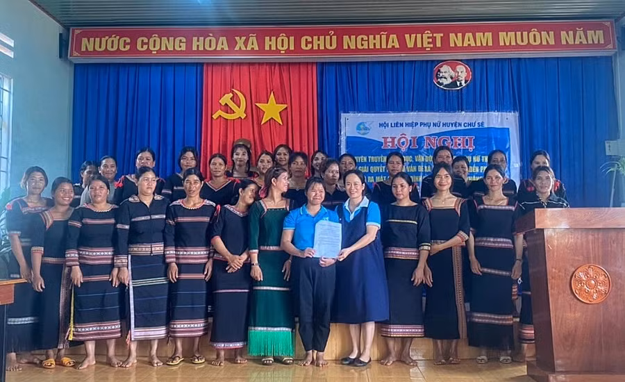 Ra mắt câu lạc bộ "Gia đình hội viên phụ nữ không trốn đi nước ngoài" xã Bờ Ngoong. Ảnh: Minh Châu