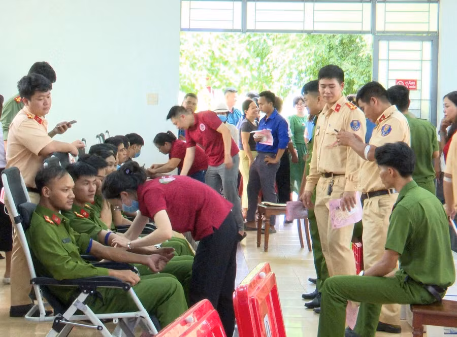 Đông đảo cán bộ, hội viên, thanh niên, công chức, viên chức, cán bộ chiến sỹ lực lượng vũ trang và các tầng lớp nhân dân huyện Krông Pa tham gia hiến máu tình nguyện. Ảnh: Ngô Thu