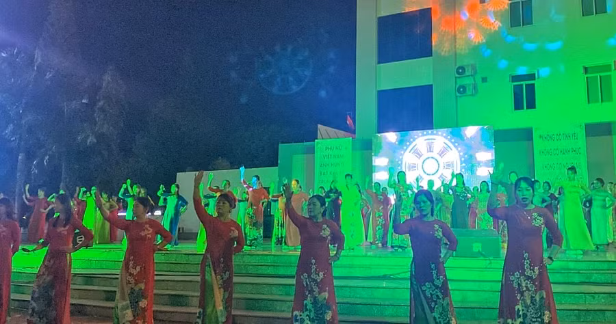 Đêm hội áo dài của phụ nữ huyện Chư Prông. Ảnh: Minh Châu