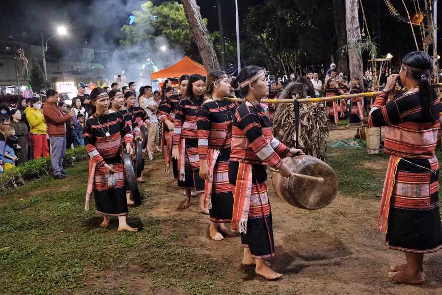 Chương trình thu hút đông đảo người dân và du khách