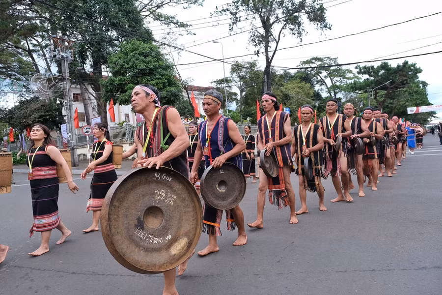 Bộ chiêng quý của cộng đồng Jrai huyện Chư Păh trình diễn diễn trên đường phố. Ảnh: Hoàng Ngọc